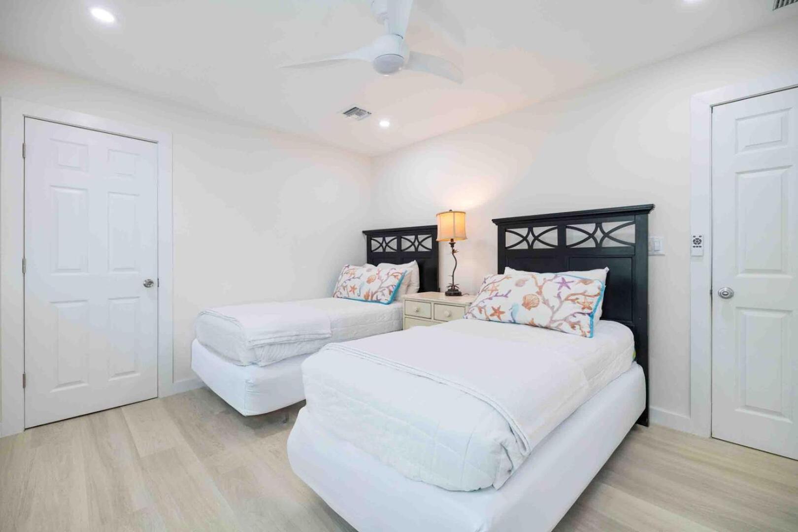 Thatch Hill - Renovated Beach House With Pool, Short Walk To The Rum Point Club Driftwood Village Bagian luar foto