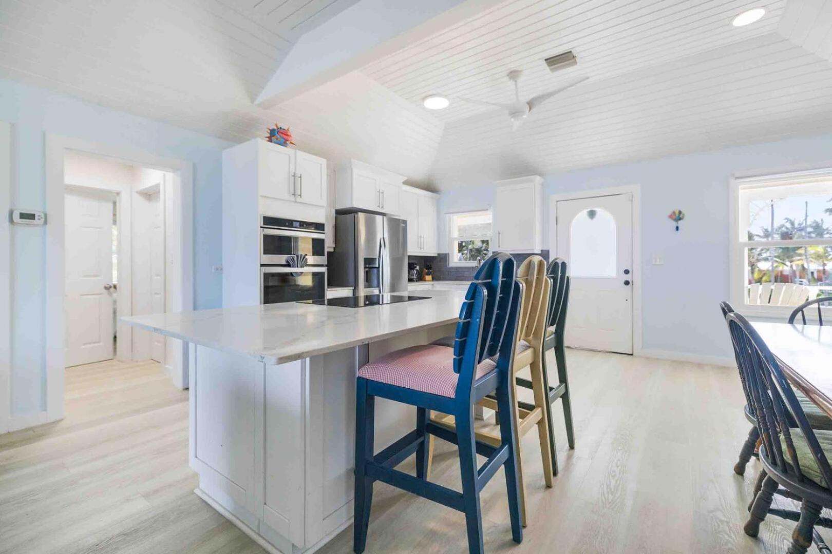 Thatch Hill - Renovated Beach House With Pool, Short Walk To The Rum Point Club Driftwood Village Bagian luar foto