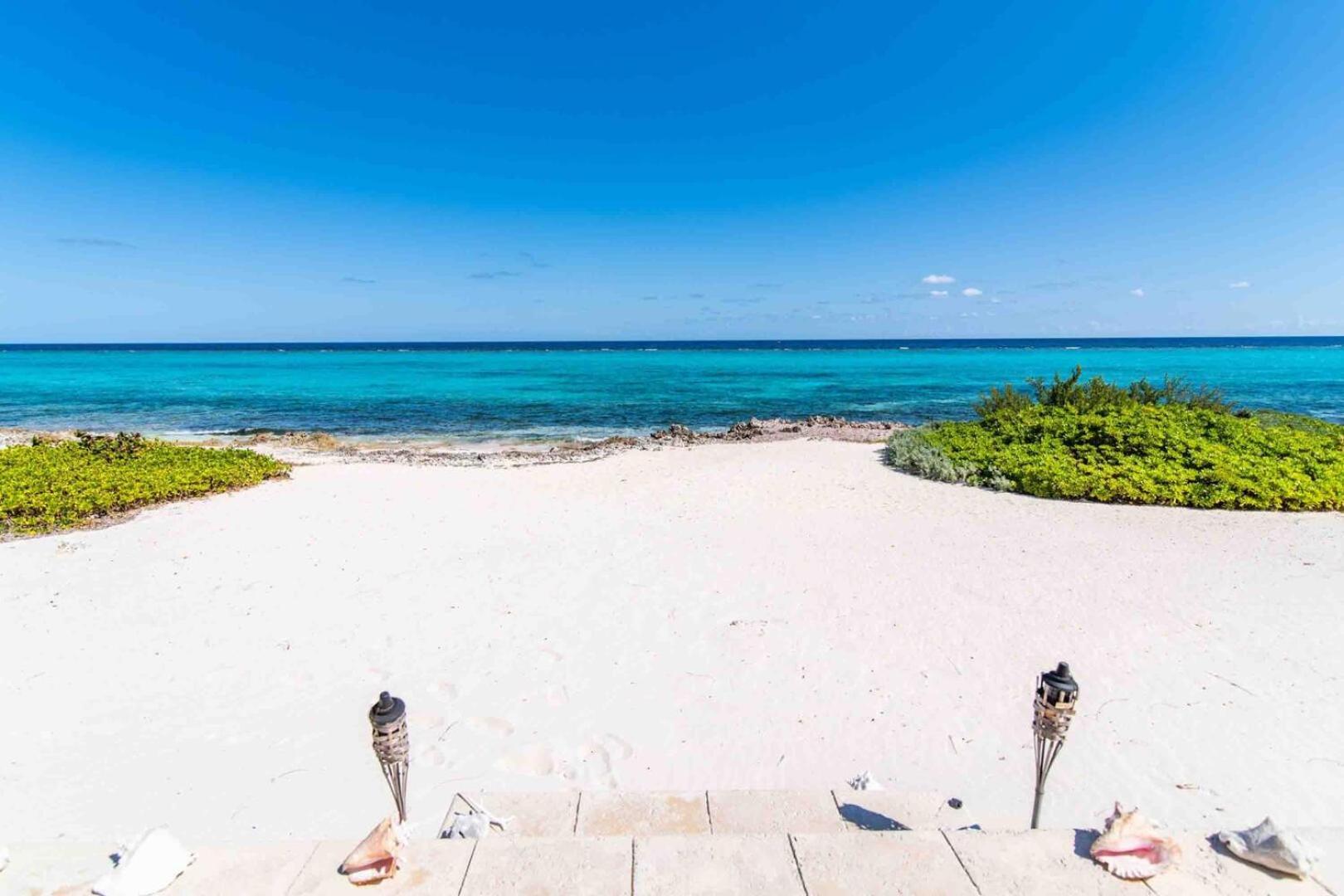 Thatch Hill - Renovated Beach House With Pool, Short Walk To The Rum Point Club Driftwood Village Bagian luar foto