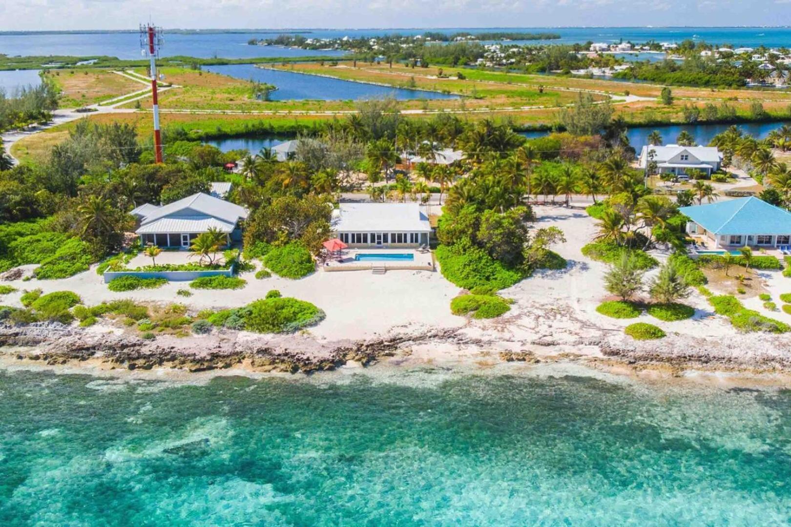 Thatch Hill - Renovated Beach House With Pool, Short Walk To The Rum Point Club Driftwood Village Bagian luar foto